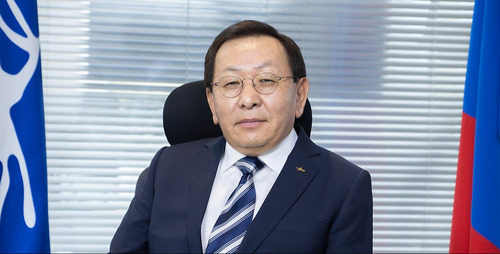 Үнэн гэдэг гар дор мэт байвч, Үзэж  мэдэртэл хол ажгуу